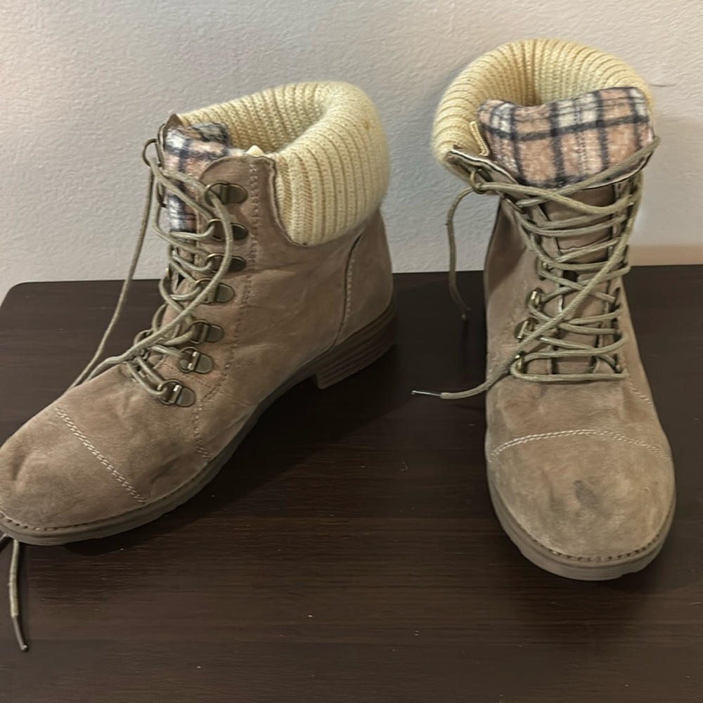 Women’s Booties, Size 8, Great Condition! Plaid Accent Tongue, Great for Winter